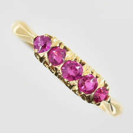 Ring med cerisa stenar stl:16½, bredd 1-4mm, 18K. Vikt: 1,5 g