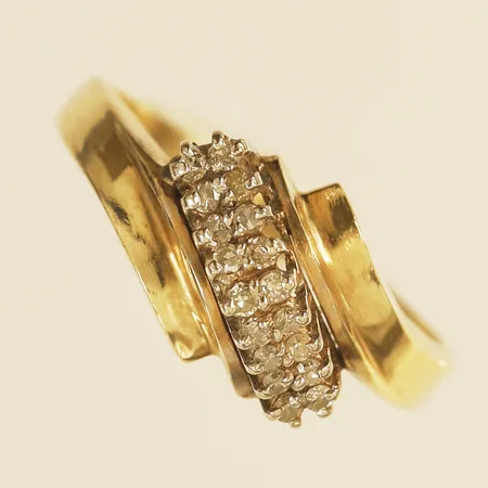Ring med diamanter 18xca0,01ct stl:18, bredd 9,6mm,14K Vikt: 2,9 g
