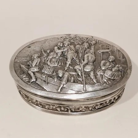 Dosa med reliefdekor längd 78mm bredd 53mm brittiska stämplar silver  Vikt: 79,3 g