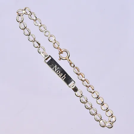Barn armband längd 16 cm, bredd 4 mm graverad 14K. Vikt: 1,7 g