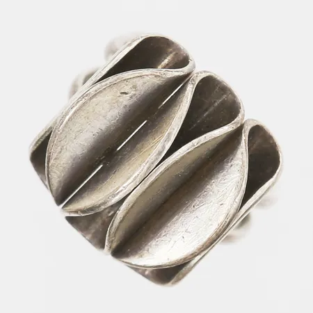 Ring stl:16, bredd 5-17mm, skev, silver 830/1000 Vikt: 7 g