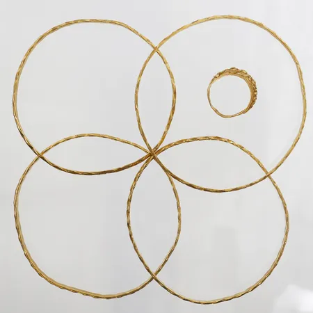 Fyra armringar och en ring stl:16¼, bucklor, 21K  Vikt: 52,9 g