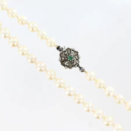 Pärlcollier längd 83cm odlade pärlor ca Ø6-7mm, silverlås med smaragd 830/1000. Vikt: 0 g