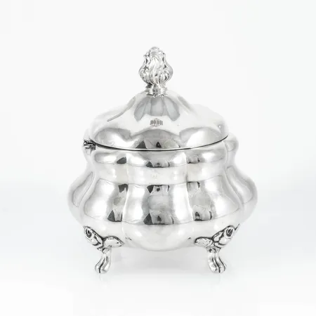 Sockerskål i silver med lock. Höjd ca 13 cm. Stämplad STERLING 925S & svenska importstämplar. Vikt 221,4g.
