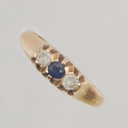 Ring stl:17¾ bredd 5mm blå/vita stenar 18K 4,2g.