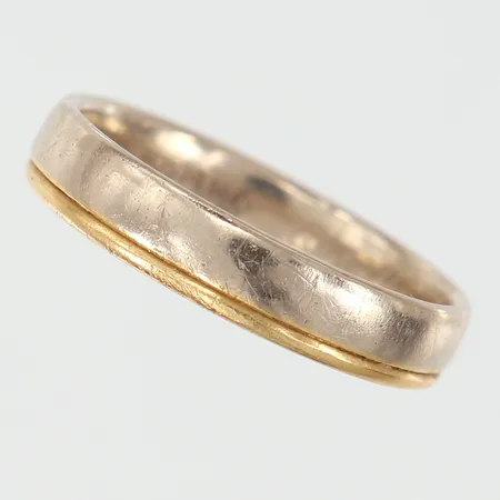 Ring stl:21¼ bredd 5mm gravyr tvåfärgat 18K.  Vikt: 7 g