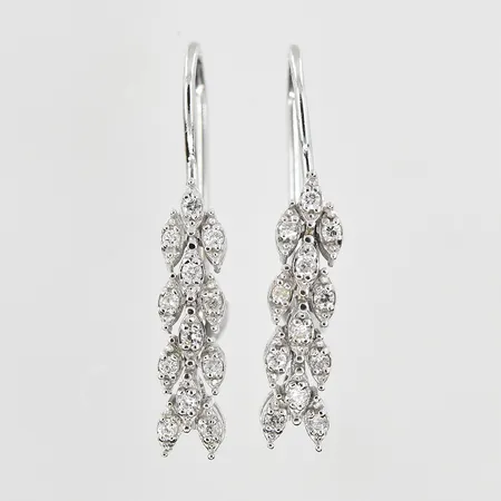 Örhängen med diamanter 24x0,01ct, längd 28mm, bredd 4mm, något sneda krokar, ostämplade, vitguld, 18K. Vikt: 2,8 g