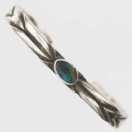 Stelt armband med grön sten, innermått ca Ø56x40mm, bredd 6-7mm, ostämplat silver Vikt: 31,8 g