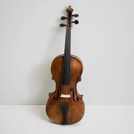 Violin modell Stainer 4/4, troligen 1800-tal, mycket kuriosa med kvitton samt historia (se bilder) renoverad år 1909 av fiolmakare R.Paulos Stockholm, slitage samt sprickor i lock, 2st stråkar, träetui.