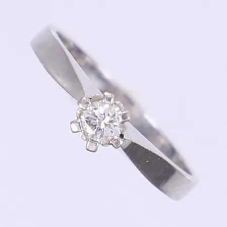 Ring med diamant 1x0,17ct enl. gravyr stl:17, bredd 2-4mm, svenska stämplar, vitguld 18K Vikt: 3,1 g