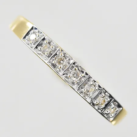 Ring med diamanter 7x0,01ct GHA, stl 16, bredd 2-3mm, 18K. Vikt: 2,8 g