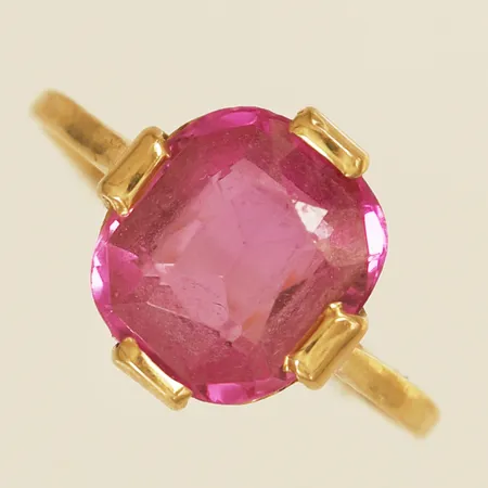 Ring med rosa syntetisk safir stl:17, bredd 12mm slitna fasetter 18K Vikt: 3 g