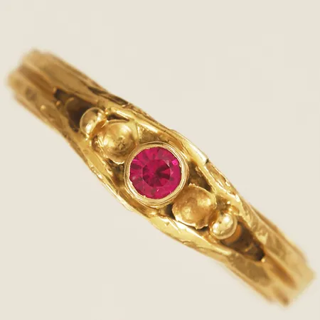 Ring med rosa sten stl:19 bredd 3,2mm slitage 18K Vikt: 4,9 g