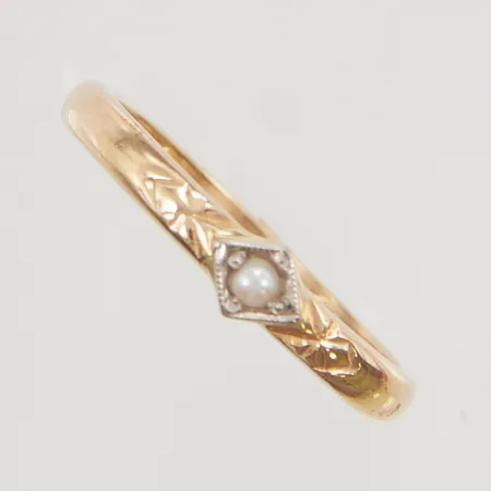 Ring stl:17½ bredd 4mm gravyr 18K 3,4g.