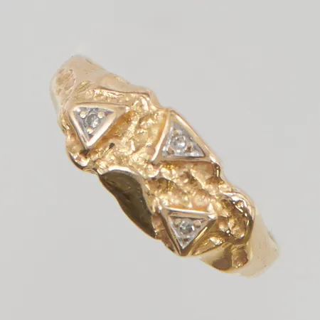Ring med diamanter 3x ca 0,01ct stl:19¼ bredd 8mm skev skena, 18K 3,3g.