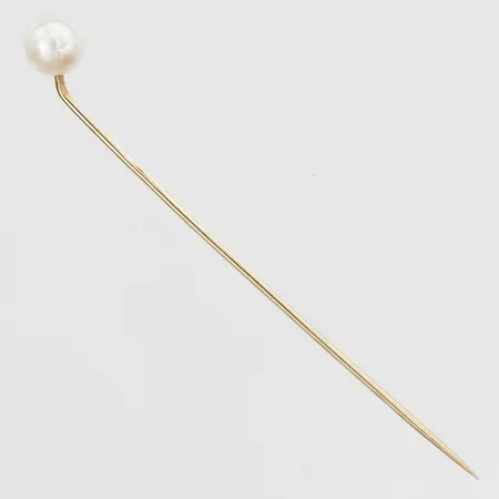 Nål med odlad pärla Ø6,5mm, längd 65mm, bredd 1-6,5mm, år 1965, 18K Vikt: 1,1 g