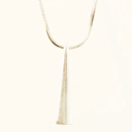 Kedja med integrerat hänge, kedja längd 42cm, hänge längd 26mm GHA 925/1000 silver Vikt: 5,9 g