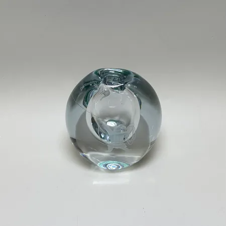 Vas Strömbergshyttan höjd ca 12cm, glas med sakisk dekor, otydligt modellnummer 8206965.