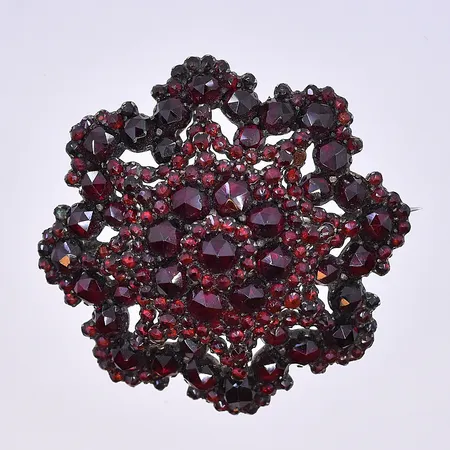 Brosch med troligen granater Ø41 mm, ostämplad silver 830/1000. Vikt: 10,8 g