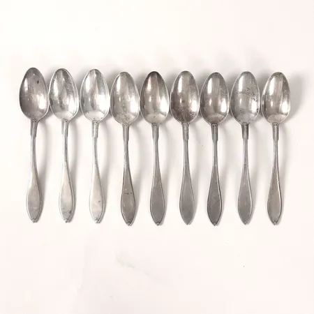 Nio skedar modell Svensk spetsig, längd 13cm, gravyr, silver 830/1000 Vikt: 156,8 g