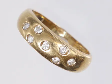 Ring med vita stenar stl:17¾ bredd 2-6mm 18K Vikt: 3,3 g