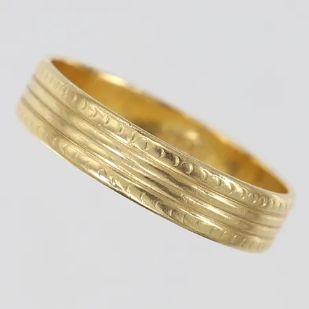 Ring med dekor stl:19½ bredd 4,5mm oval/bucklig 18K.  Vikt: 3,8 g