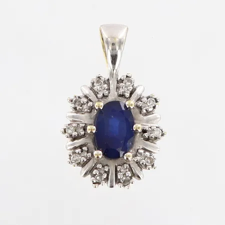Hänge med diamanter totalt 0,05ctv samt safir, ca 10x16mm, GHA, vitguld, 18K Vikt: 1,8 g