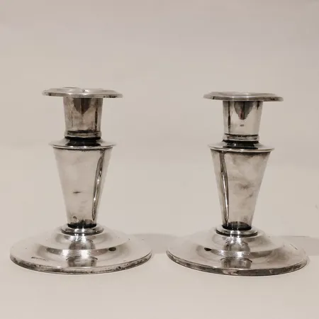 Ett par ljusstakar höjd ca 10cm, bredd ca 9cm gravyr buckla, finland 813/1000 silver Vikt: 243,3 g