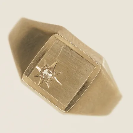 Ring med diamant 0,02ct enligt gravyr stl:15 bredd 3mm tillverkad av Ge-Kå Rolf Kaplan Ab år 1975 vitguld 18K Vikt: 2,4 g