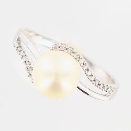 Ring Guldfynd diamanter 24 x ca 0,005ct odlad pärla Ø7mm stl:15½ bredd 1,5-9mm vitguld 18K.  Vikt: 2,2 g