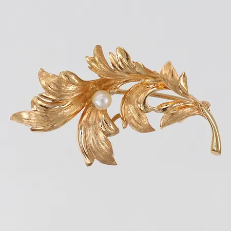 Brosch med pärla 42x25mm 18K. Vikt: 4,2 g