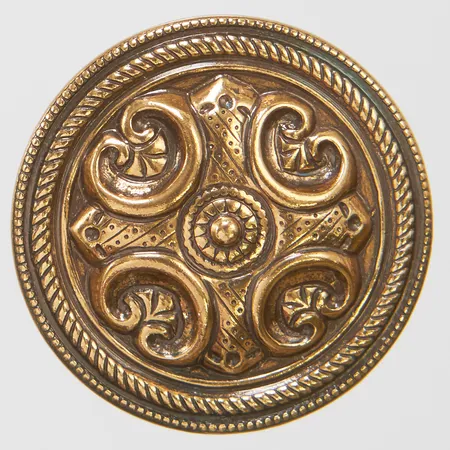 Brosch Kalevala Koru, Ø31,5mm, modell Räisälän Solki, numemr 32, etui, manual, designbeskrivningshäfte, brons Vikt: 7,7g Vikt: 7,7 g