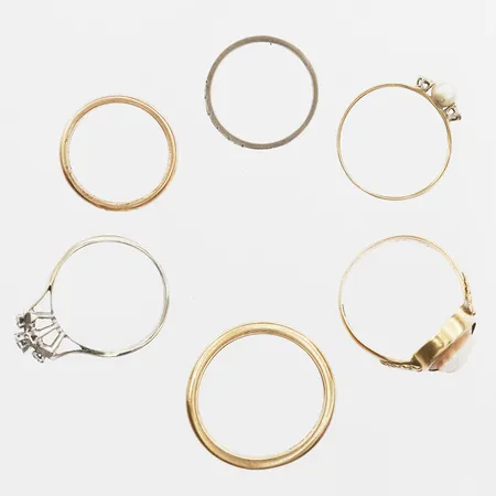 Sex ringar defekta, med stenar, 18K  Vikt: 23,1 g