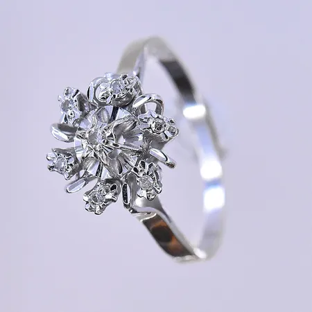 Ring med vita stenar stl:18, bredd 2-11 mm vitguld 18K. Vikt: 3,2 g