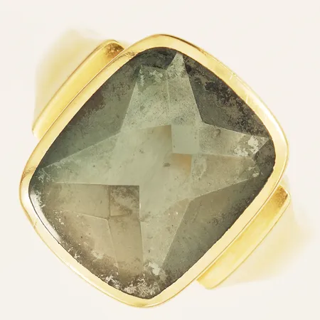 Ring med grön sten stl:22¼ bredd 4mm 18K Vikt: 13,3 g