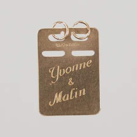 Hänge ID-bricka längd 27mm, bredd 19mm, Finnagent Anna Liisa Jann år 1984, två öglor, gravyr, 18K Vikt: 2,6 g