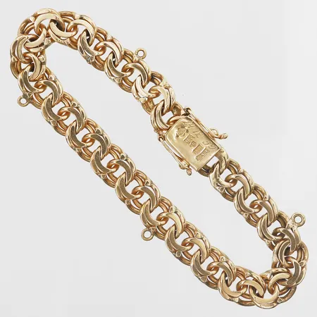 Armband Bismarck längd 18cm, bredd 8mm, fyra öglor för berlocker, gravyr på lås, 18K  Vikt: 25 g