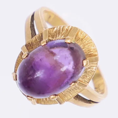 Ring med cabochonslipad ametist stl:16¾, bredd 2-15mm, 18K Bruttovikt: 4,8g Vikt: 4,8 g