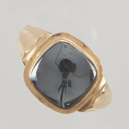 Ring med hematit stl:22¼ bredd 14mm gravyr, 18K 6,5g.