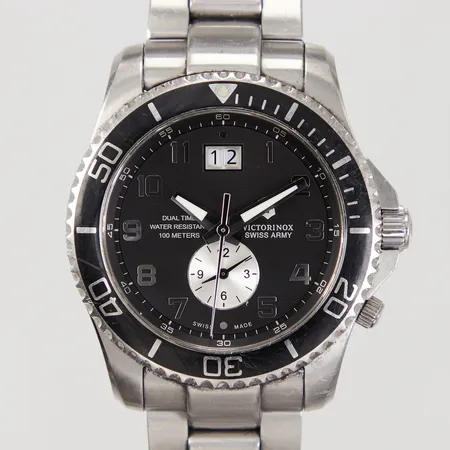 Herrur Victorinox Maverick GS Dual Time, stål, kvarts, Ø43mm, Ref:241441, SN: 111172380, längd ca 17cm, viklås, viklås fäster ej utan spärr, bruksslitage, vridring med repor, inga tillbehör.