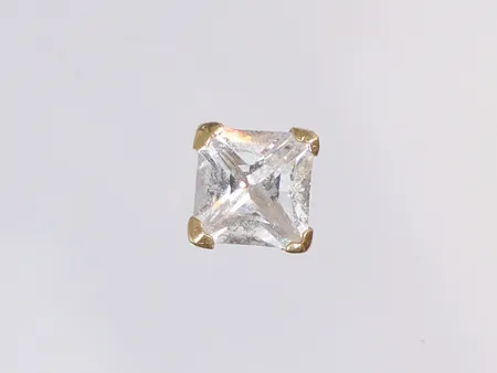 Udda örhänge med vit sten 15mm, GHA, saknar stopp, 18K, bruttovikt 0,6g 