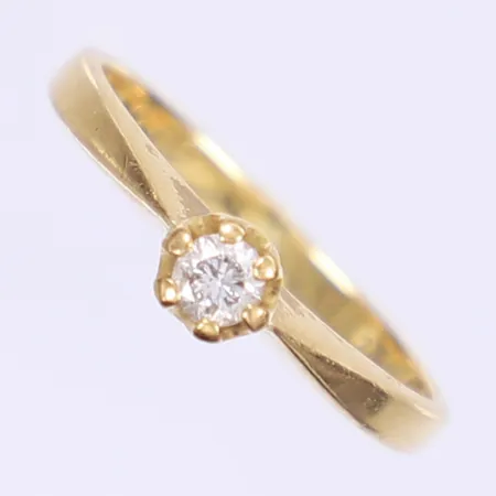 Ring med diamant 1 x ca 0,10ct enligt gravyr stl: 15¼ GHA 18K  Vikt: 2,1 g