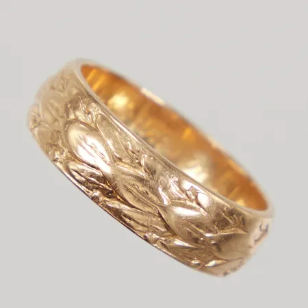 Ring med mönsterdekor stl:18, bredd 6mm, gravyr, 18K Vikt: 6,8 g