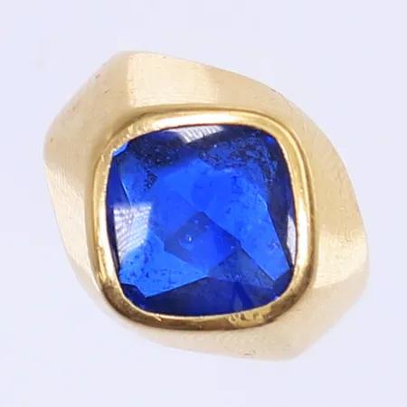 Ring med blå sten stl:15½, bredd 2-14mm, svenska stämplar, 18K Bruttovikt: 3,8g Vikt: 3,8 g