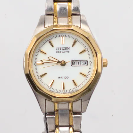 Damur Citizen Eco-Drive WR 100, stål, quartz, datum, ca Ø25mm, referensnummer E001-S053480, boettnummer 3D1030545, viklås, ca innermått 14,5cm, inga tillbehör.
