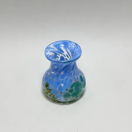Miniatyrvas Kosta Boda glas 6cm, modell 48903, signerad.
