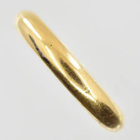 Ring stl:21½, bredd 4mm, gravyr, 18K. Vikt: 7,8 g
