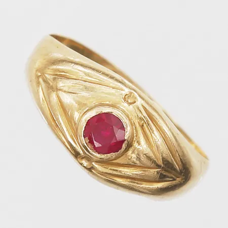 Ring med röd sten stl:15½, bredd 2,5-8mm, skev, 18K Vikt: 1,8 g