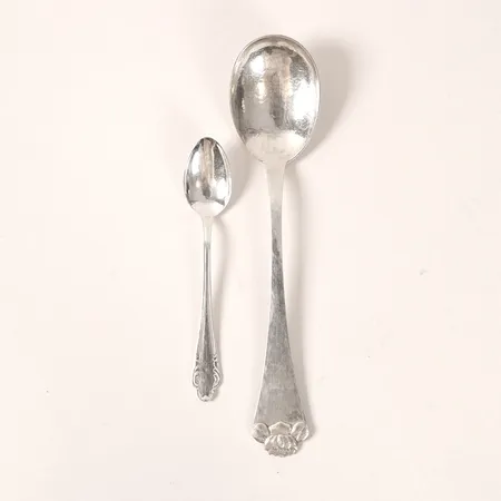 Två skedar längd 11-17,5cm, udda modeller, silver 830/1000 Vikt: 35,4 g