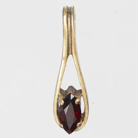Hänge med röd sten troligen granat 4x17mm förgyllt silver 835/1000 Vikt: 0,6 g